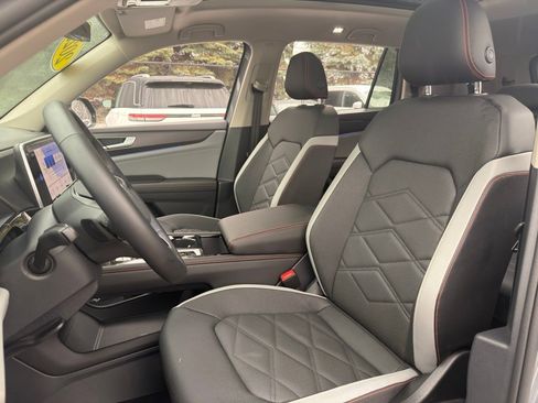 Used 2025 Volkswagen Atlas Peak Edition SE image 32