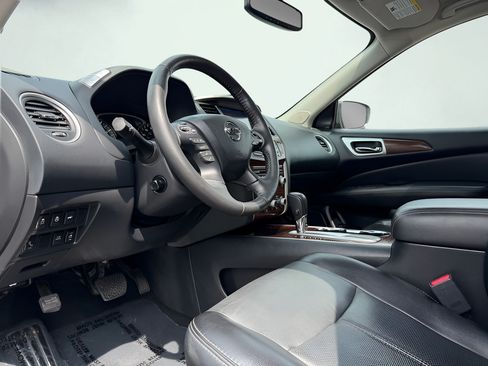 Used 2020 Nissan Pathfinder Platinum FWD image 2
