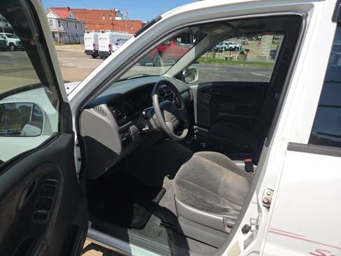 Used 2001 Chevrolet Tracker LT AWD/4WD image 9