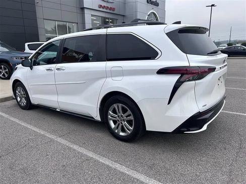 Used 2022 Toyota Sienna XSE w/ XSE Plus Package AWD/4WD image 2