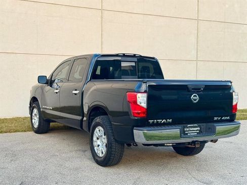 Used 2018 Nissan Titan SV AWD/4WD image 10