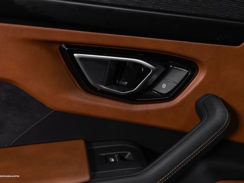 Used 2021 Lamborghini Urus image 32