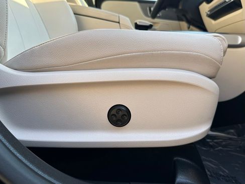 Used 2023 Mercedes-Benz GLB 250 4MATIC w/ Premium Package image 44