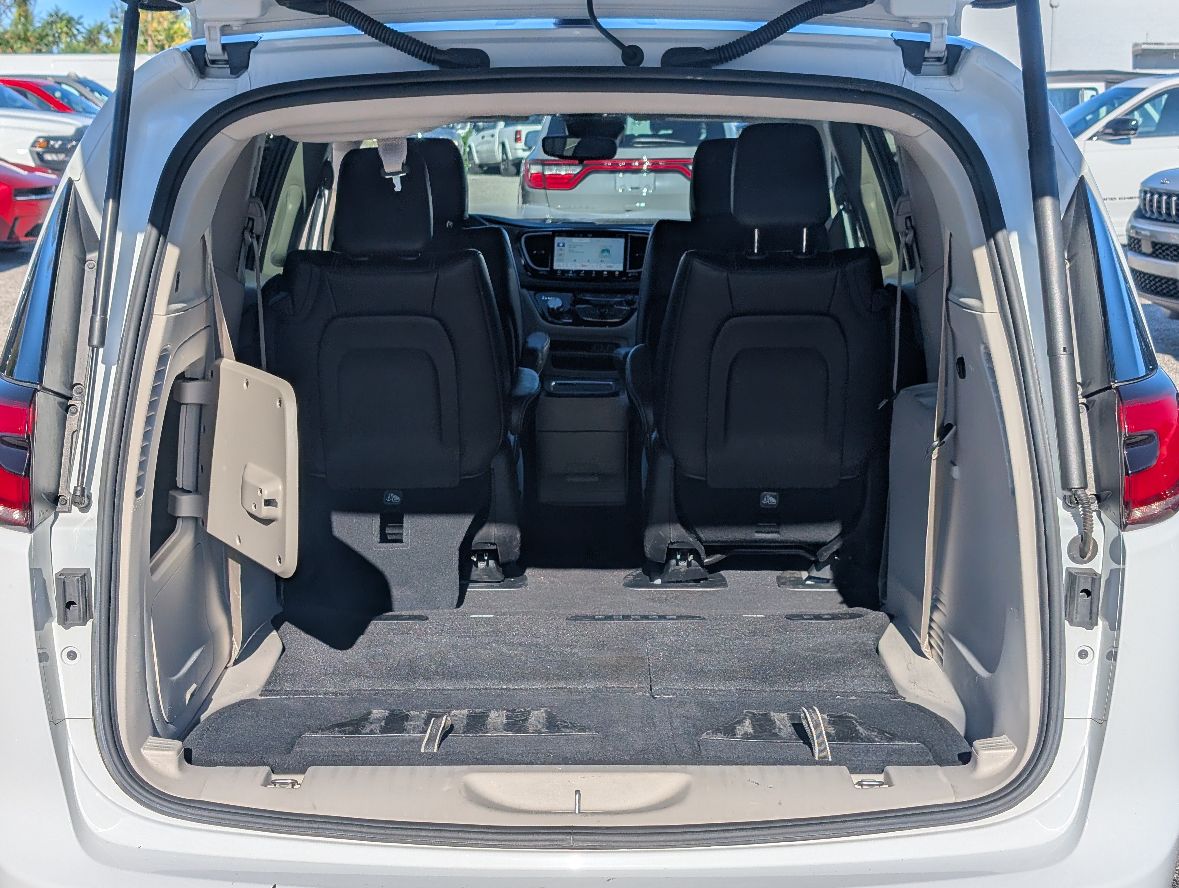 Used 2023 Chrysler Pacifica Touring-L FWD image 13
