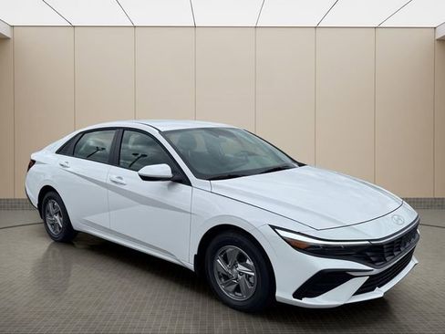 New 2026 Hyundai Elantra SE FWD image 2