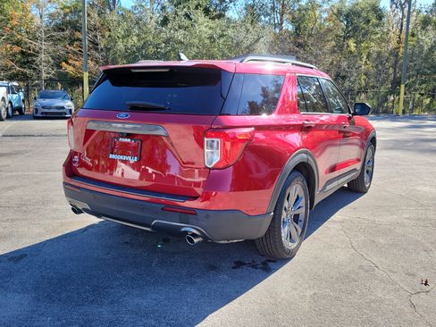 Used 2022 Ford Explorer XLT w/ Equipment Group 202A image 6