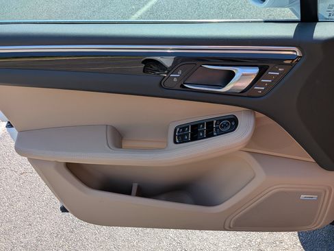 Certified 2025 Porsche Macan AWD/4WD image 22