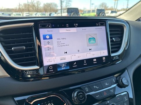 Used 2025 Chrysler Pacifica Select FWD image 2