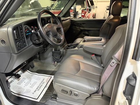 Used 2005 Chevrolet Silverado 2500 LT w/ Heavy-Duty Power Package AWD/4WD image 3