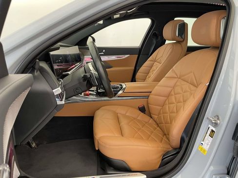Used 2023 BMW 740i w/ Parking Assistance Package RWD image 13