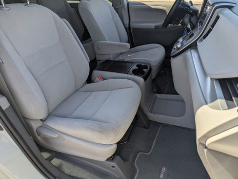 Used 2020 Toyota Sienna LE w/ Carpet Mat Package image 11