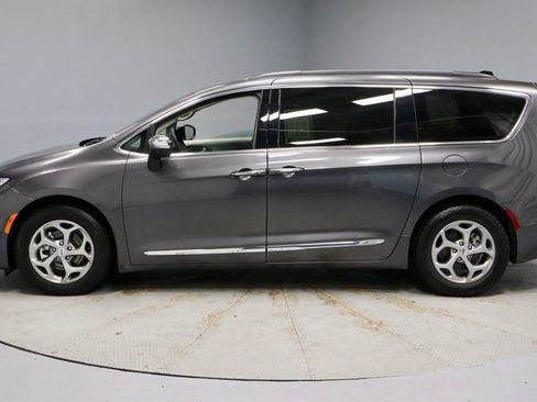 Used 2023 Chrysler Pacifica Limited FWD image 9