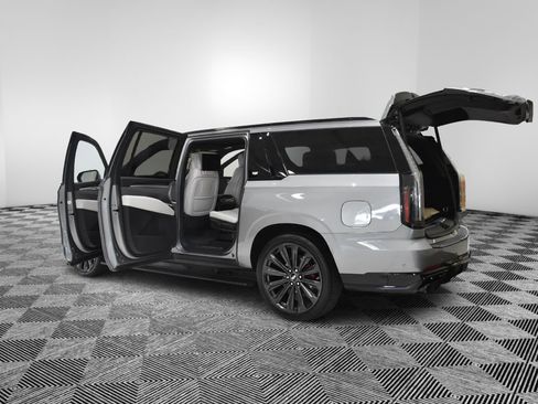 Used 2025 Cadillac Escalade ESV V AWD/4WD image 10
