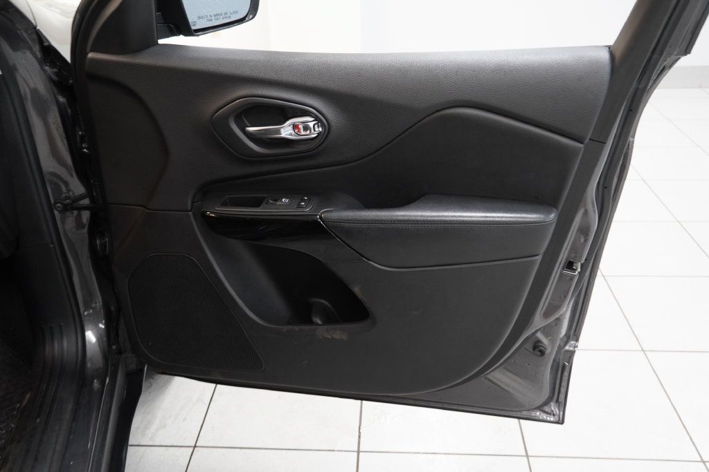 Used 2019 Jeep Cherokee Latitude Plus AWD/4WD image 25