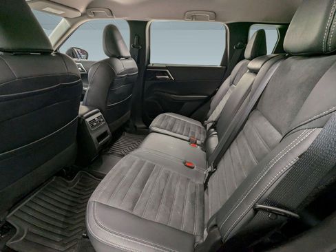 Used 2025 Mitsubishi Outlander SE image 19