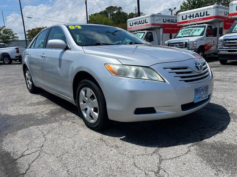Used 2009 Toyota Camry LE FWD image 1