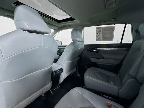 Used 2021 Toyota Highlander Limited image 19