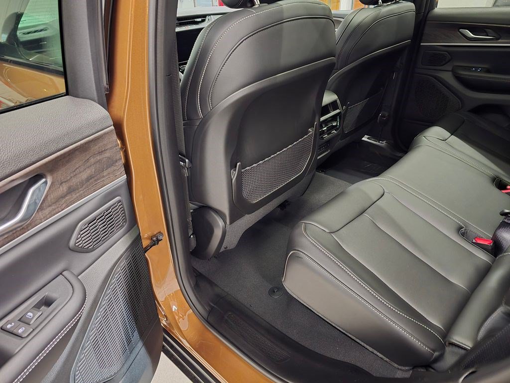 New 2026 Jeep Grand Cherokee Limited w/ Limited Altitude Package AWD/4WD image 30