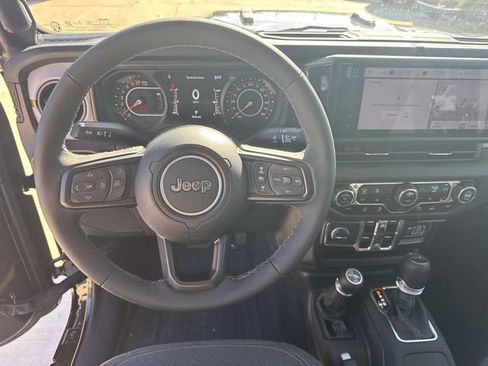 Used 2025 Jeep Gladiator Sport image 23
