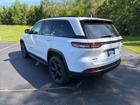 Used 2024 Jeep Grand Cherokee Limited w/ Luxury Tech Group II AWD/4WD image 4