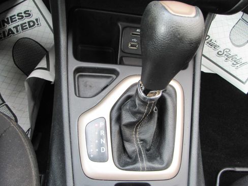 Used 2018 Jeep Cherokee Latitude FWD image 25
