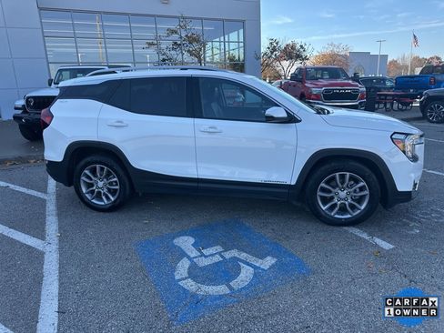Used 2024 GMC Terrain SLT image 36