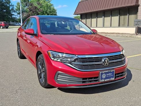 Used 2023 Volkswagen Jetta SE w/ Panoramic Sunroof Package FWD image 2