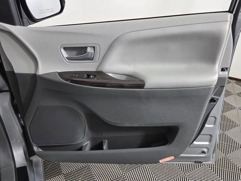 Used 2018 Toyota Sienna XLE w/ XLE Navigation Package image 31