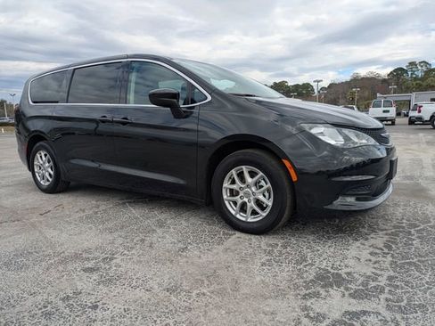 Used 2023 Chrysler Voyager LX image 2