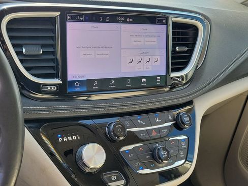 Used 2021 Chrysler Pacifica Touring-L image 33