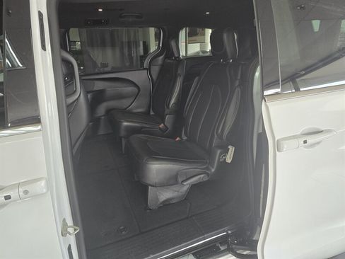 Used 2025 Chrysler Pacifica Select FWD image 11