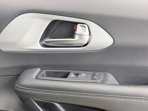 Used 2025 Chrysler Pacifica Limited FWD image 37
