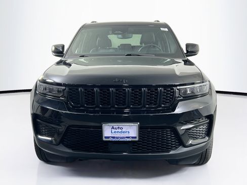 Used 2023 Jeep Grand Cherokee Altitude image 2