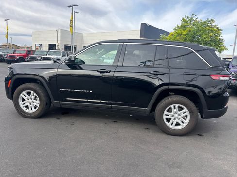 Used 2024 Jeep Grand Cherokee Laredo image 8