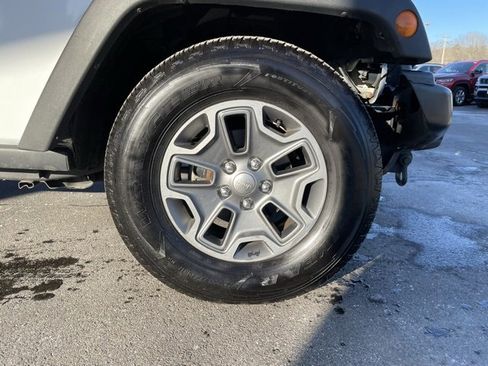 Used 2017 Jeep Wrangler Unlimited Rubicon w/ Connectivity Group image 31