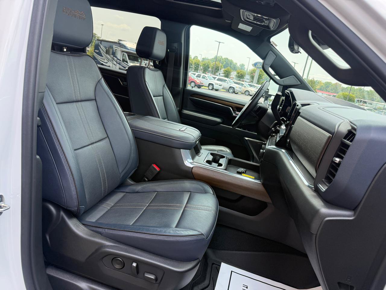 Used 2024 Chevrolet Silverado 2500 High Country w/ High Country Premium Package AWD/4WD image 15