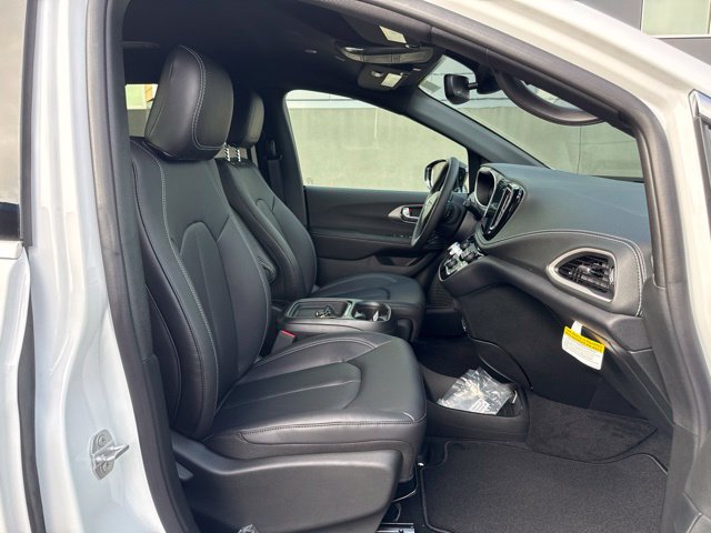 New 2027 Chrysler Pacifica Select FWD image 10