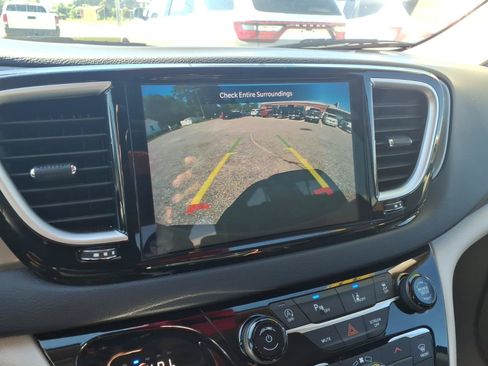 Used 2023 Chrysler Pacifica Touring-L FWD image 20