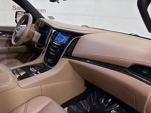 Used 2019 Cadillac Escalade Platinum image 34