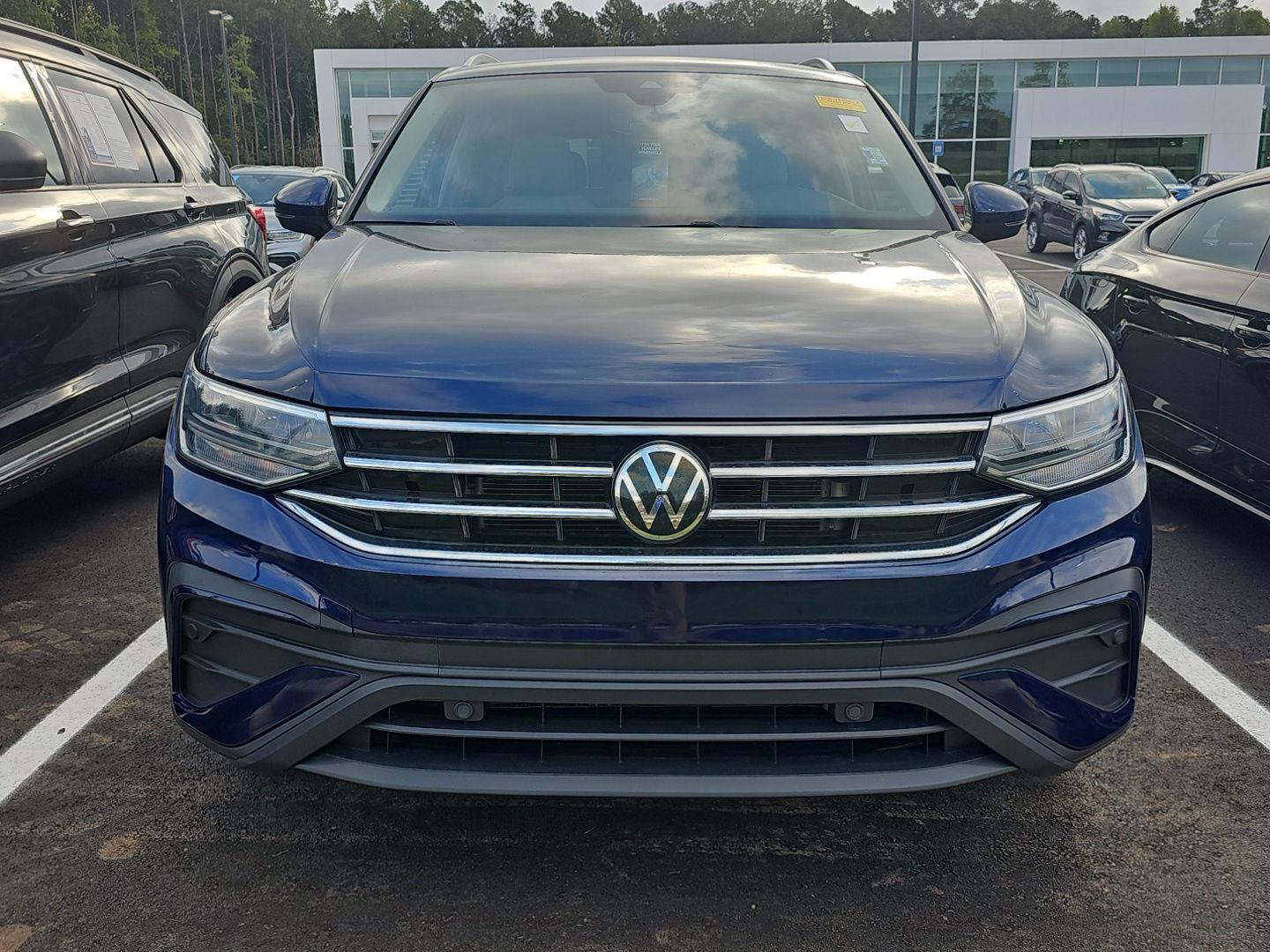 Used 2023 Volkswagen Tiguan SE w/ Panoramic Sunroof Package FWD image 1