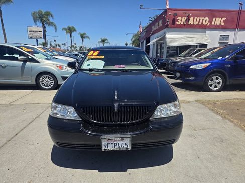 Used 2006 Lincoln Town Car Designer Series RWD image 3