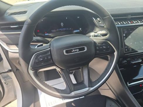 Used 2024 Jeep Grand Cherokee Altitude image 9