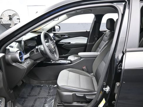 Used 2024 Chevrolet Trax LT image 11