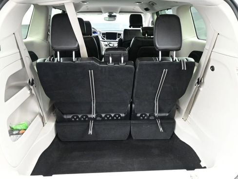 Used 2024 Chrysler Pacifica Touring-L image 12