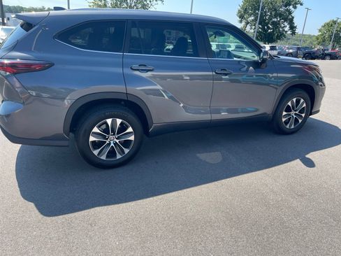 Used 2025 Toyota Highlander XLE FWD image 18