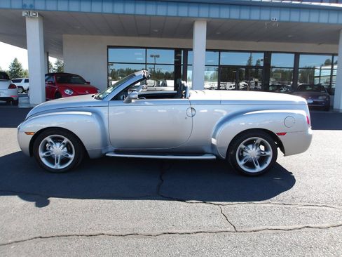 Used 2004 Chevrolet SSR w/ Preferred Equipment Group RWD image 10