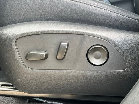 Used 2025 Chevrolet Traverse LT image 28