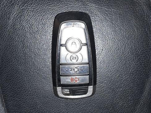 Used 2019 Ford Edge Titanium image 32