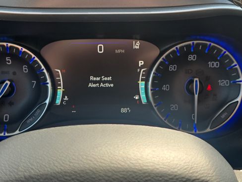 Used 2023 Chrysler Pacifica Touring-L FWD image 18