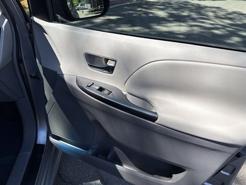 Used 2011 Toyota Sienna SE w/ Preferred Pkg FWD image 25